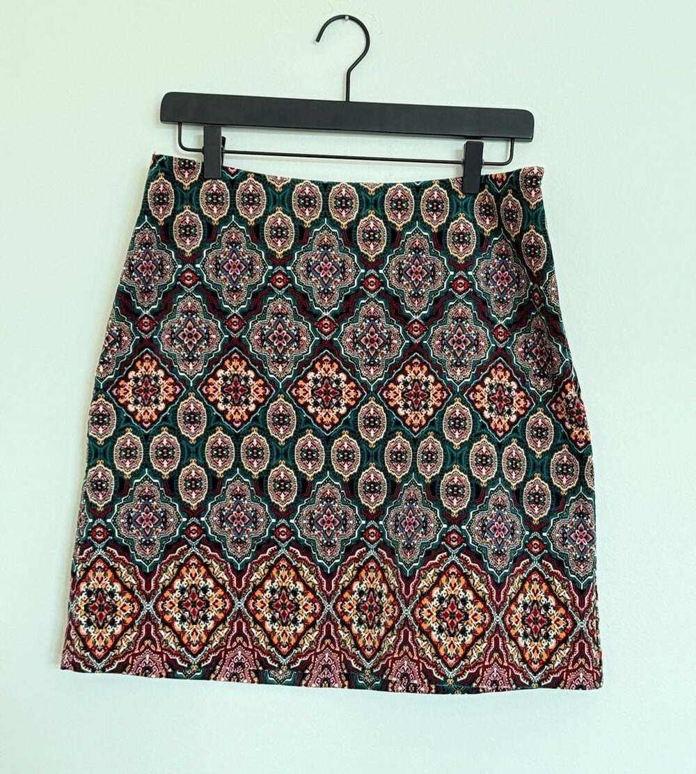 LOFT Fine Whale Corduroy Medallion Print Mini Skirt Size 6 Dark Green Red